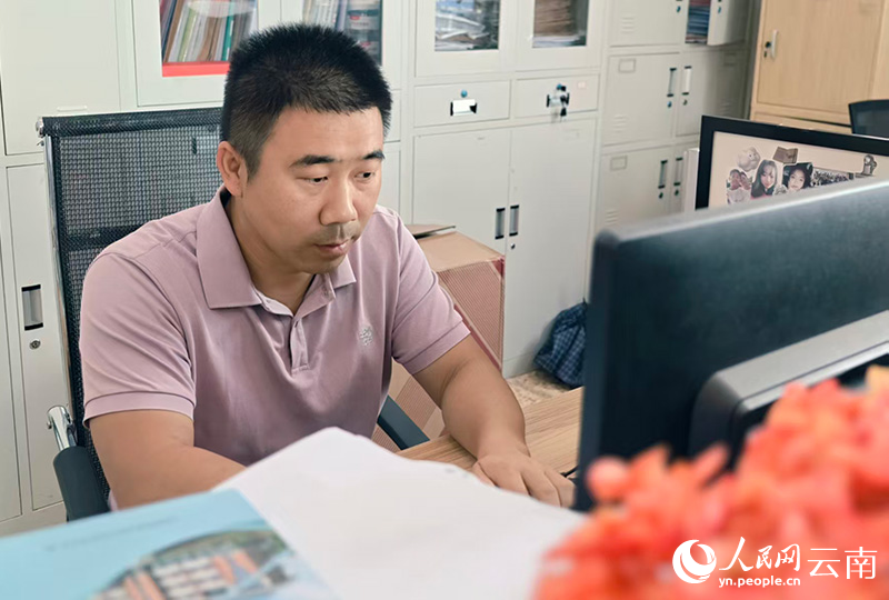 9月开学，徐润刚在准备课件。人民网 尹馨摄