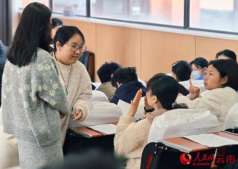 课间师生们用手语交流。人民网 尹馨摄