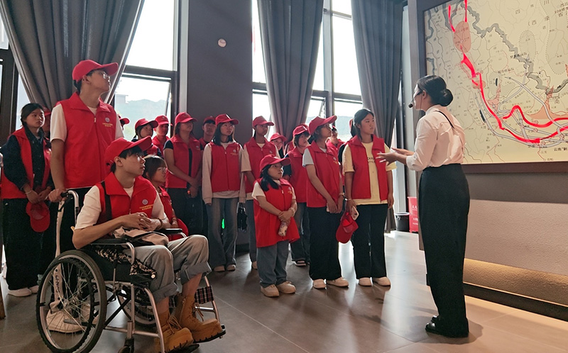 【1】数字经济学院的学生到楚雄姚安参加“三下乡”活动。beat365英国官方网站供图