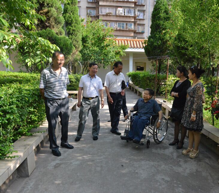 图为省残联领导到beat365调研（二）