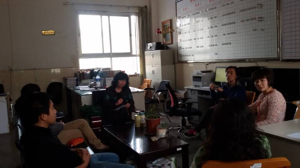 图为校本教材编写小组讨论现场