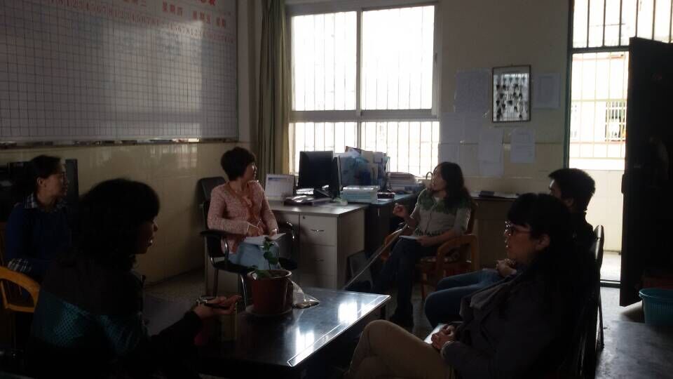 图为校本教材编写小组讨论现场