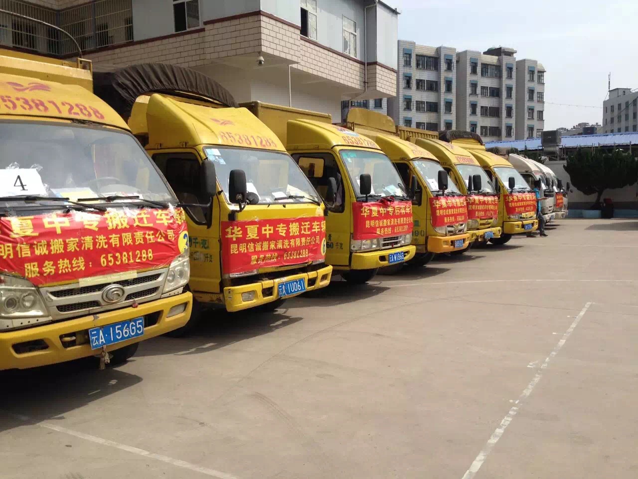图为搬家公司进驻车辆
