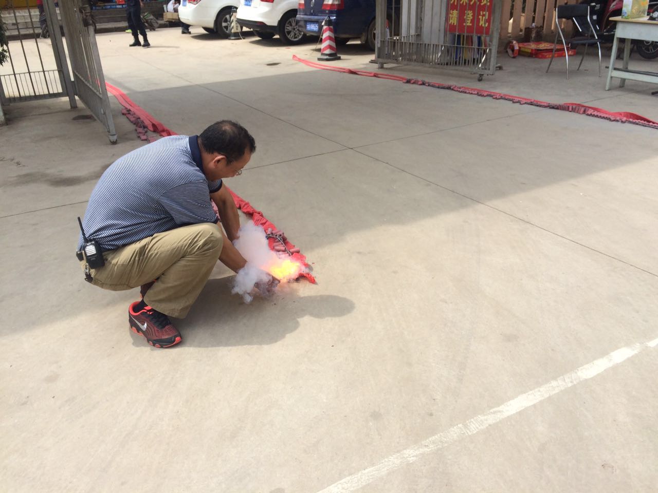 图为孙继先校长点燃喜庆的鞭炮