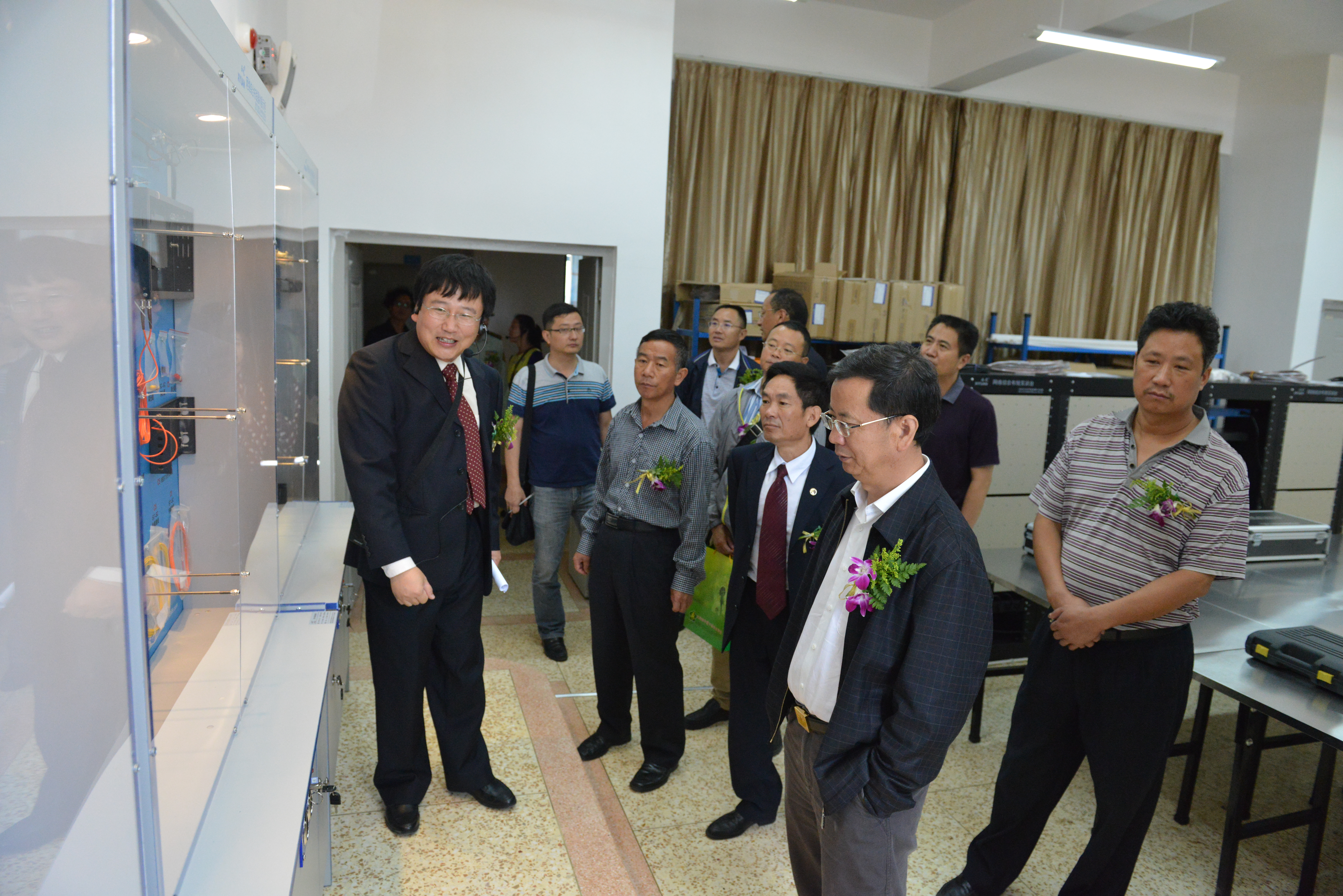 图为各位领导参观新校区计算机专业教室