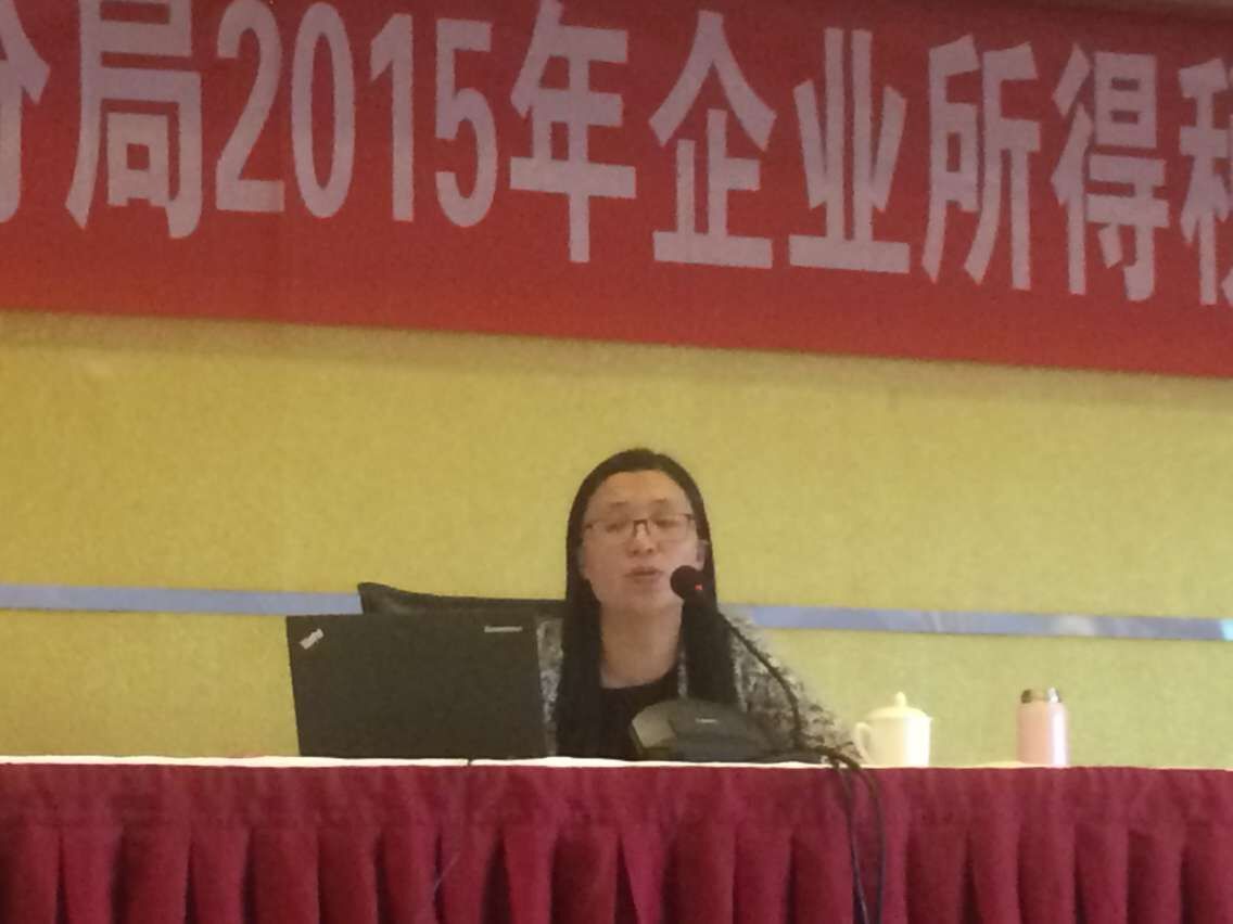 图为昆明市地税局直属分局工作人员讲解汇算清缴业务工作