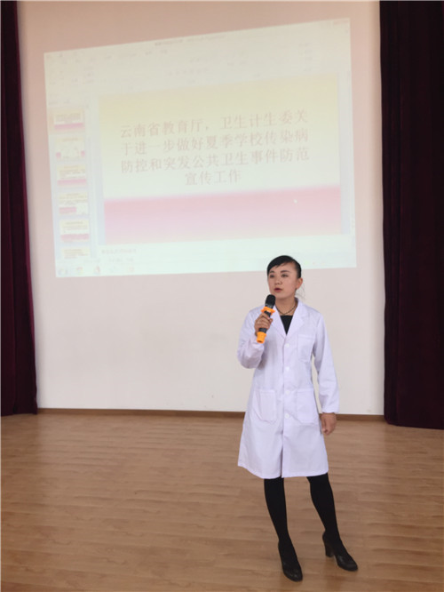 图为臧广莹老师向学生们进行讲座